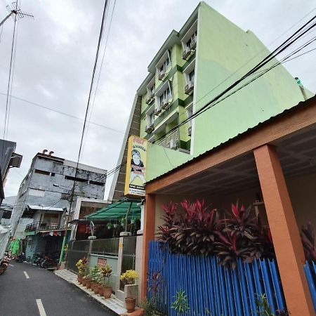 Balqies Homestay Syariah Makassar Mitra Reddoorz Bagian luar foto